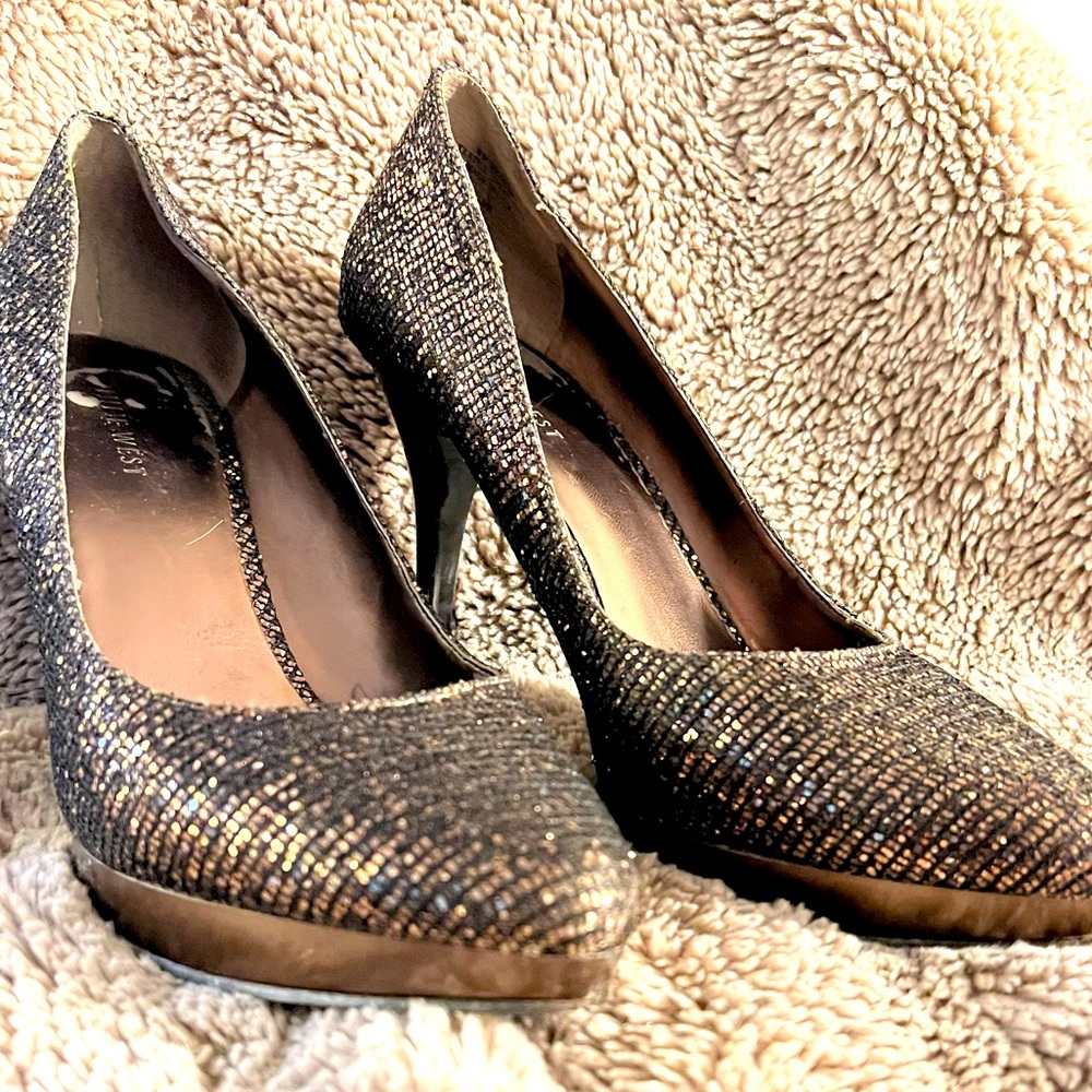 Size 9 Gold Sparkle Nine West Heel
